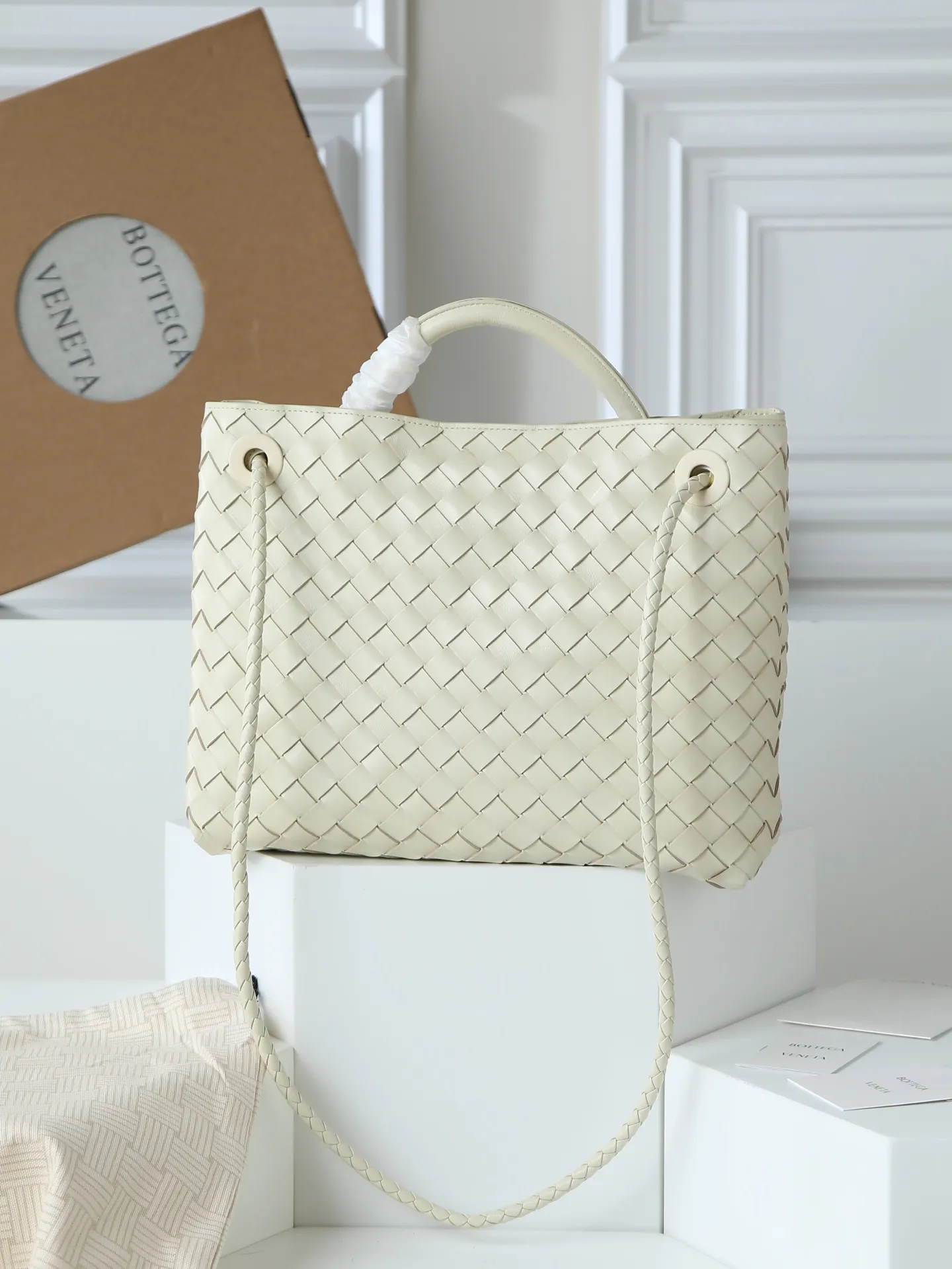 1550. Andiamo is shipping‼ ️Really popular🔥The new Andiamo woven handbag launched by Bottega Veneta this season is really popular all over the world! ! Celebrities at home and abroad have worn it, and Oscar-winning actress Michelle Yeoh has taken it out on the street. Song Jia, Trai Yala, Yu Feihong, Sanji Ayaka, Rosie Hunting-Whiteley, Yoshioka Riho, etc. have all worn this bag. It is classic and versatile and shows off your temperament, and the bag capacity is also large, which is very convenient for daily commuting! ! A variety of carrying methods, the shoulder straps can be adjusted by yourself, the original lambskin feels soft and delicate, and the unisex style breaks gender boundaries and brings a more practical and longer-lasting use experience. Andiamo, which has both elegant and casual styles, perfectly interprets the true appearance of "fashionable old money style". Style number: 766016 Size: 32*24*12